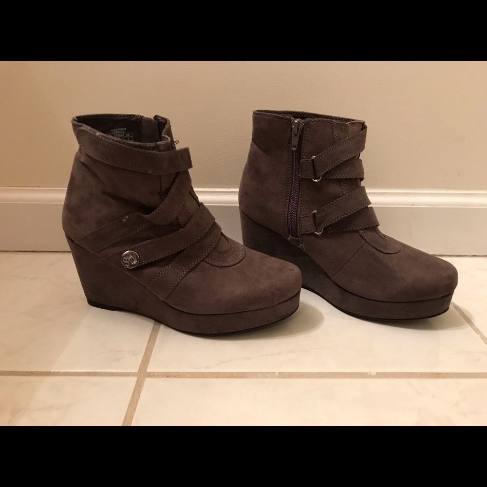 Stuart Weitzman Gray Wedges US 5 EU 37 Fits like 7